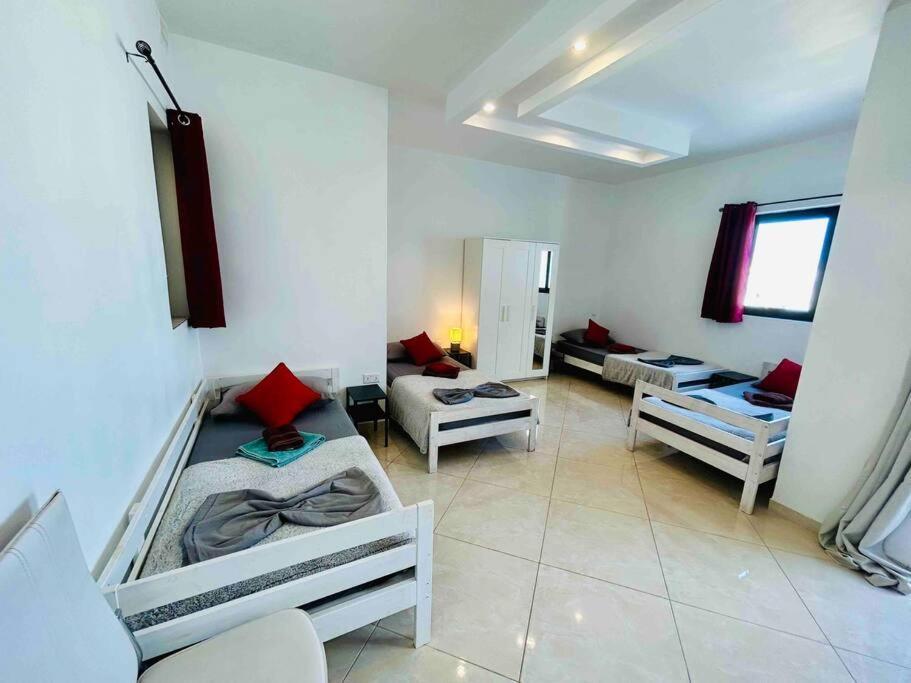 Duplex Whiskey Home 200M Away From The Sea And The Square St. Paul's Bay Exterior photo